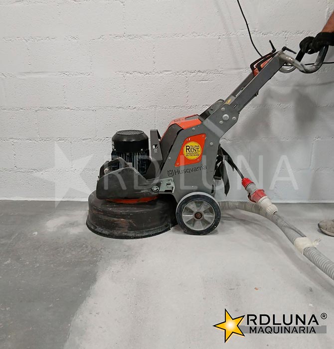 Aplicamos el sistema Husqvarna SUPERFLOOR™ en nuestras instalaciones