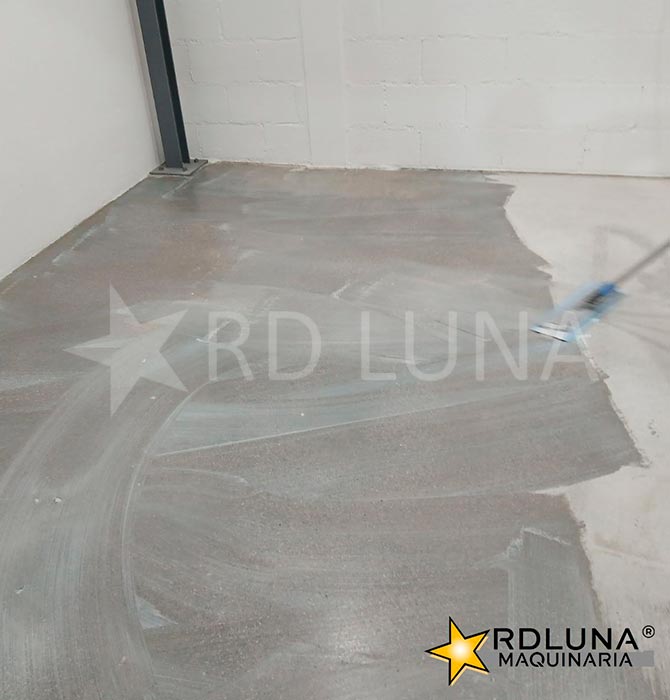 Aplicamos el sistema Husqvarna SUPERFLOOR™ en nuestras instalaciones