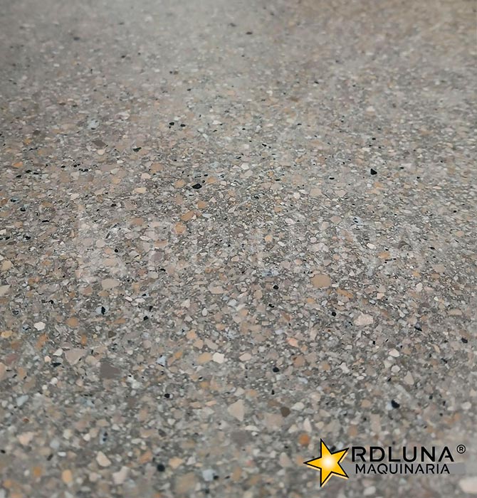 Aplicamos el sistema Husqvarna SUPERFLOOR™ en nuestras instalaciones