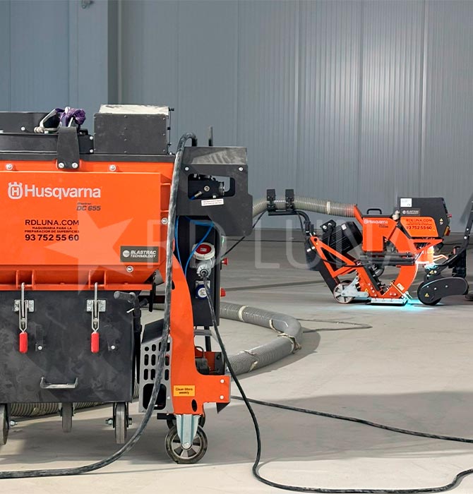 Puesta en marcha del sistema de granallado con una granalladora 1-10 DS y un aspirador DC 655 de Husqvarna